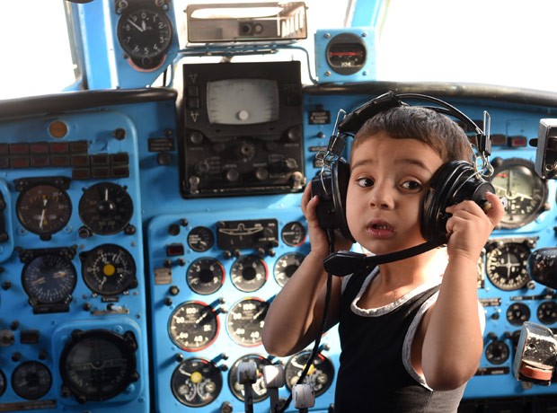 Instrumentos do cockpit foram mantidos intactos para as crianças brincarem (Foto: Vano Shlamov/AFP)