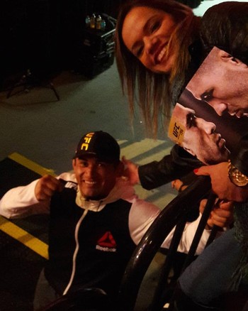 Bodão e Milenna Tonnera após a vitória do lutador no UFC em Boston (Foto: Reprodução/Facebook)