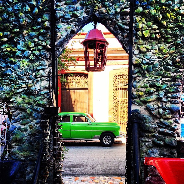 Nanda Costa mostra táxi de Cuba (Foto: Instagram)