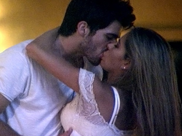 Rodrigão beija Adriana na época do Big Brother Brasil (Foto: TV Globo/Big Brother Brasil)