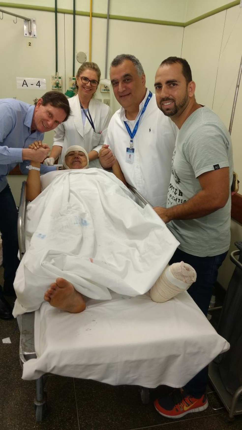 Prefeito do Rio, Marcelo Crivella, posa ao lado de uma das vítimas de acidente com carro da Tuiuti, a fotógrafa Lúcia Mello (Foto: Reprodução/Facebook)