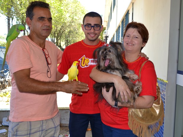 Os pais de Lucas levaram os papagaios e a cadelinha Sofia para torcer pelo estudante, em Vitória (Foto: Juliana Borges/ G1 ES)