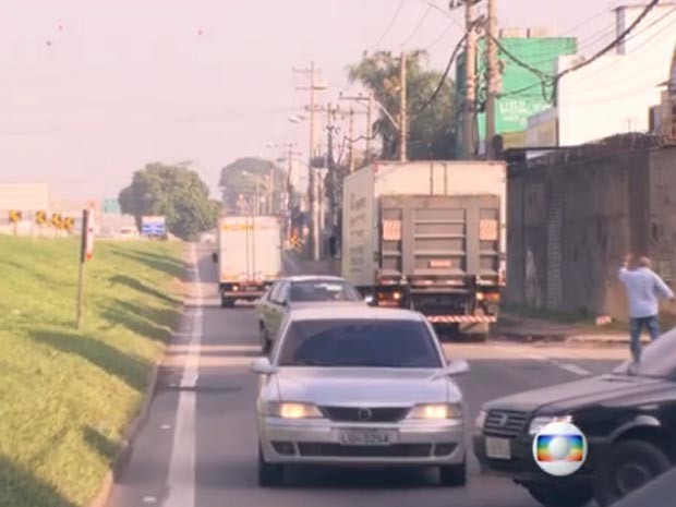 Motoristas deram ré e voltaram na contramão ao encontrar criminosos armados. (Foto: Reprodução/ TV Globo)