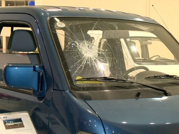 Carros foram danificados, em Vitória (Foto: Reprodução/ TV Gazeta)