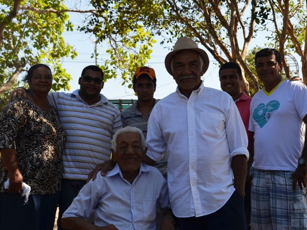 Aposentado recebe a visita constantes dos filhos e netos (Foto: Dennis Weber/ G1)