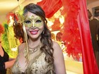 Maria Melilo entra no clima do carnaval e posa de máscara