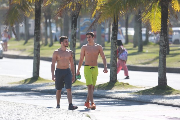 Enzo Celulari caminhando com amigo na praia (Foto: Dilson Silva / Agnews)