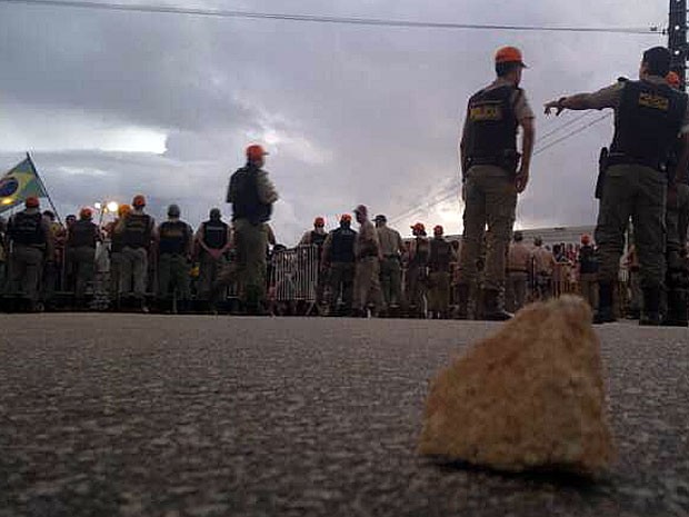 Manifestantes lançaram bombas juninas e pedras contra os policiais militares (Foto: Luna Markman / G1)