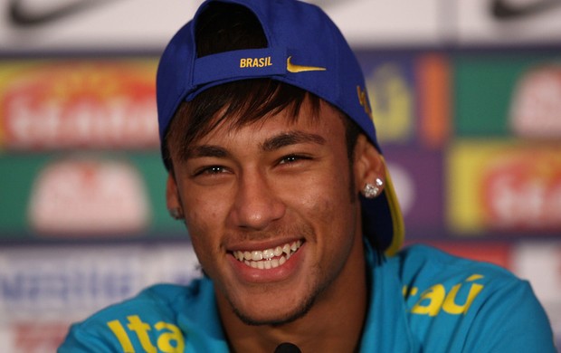 Neymar em coletiva da Seleção na Inglaterra (Foto: Mowa Press)