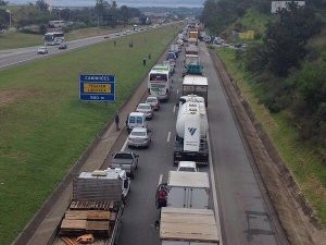 Grevistas fecharam a rodovia no sentido São Paulo (Foto: Mariana Basso/ TV TEM)