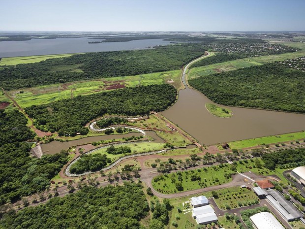O Canal da Piracema, em Foz do Iguaçu, se estende por 10,3 km entre o reservatório da usina e o Rio Bela Vista (Foto: Itaipu Binacional / Divulgação)