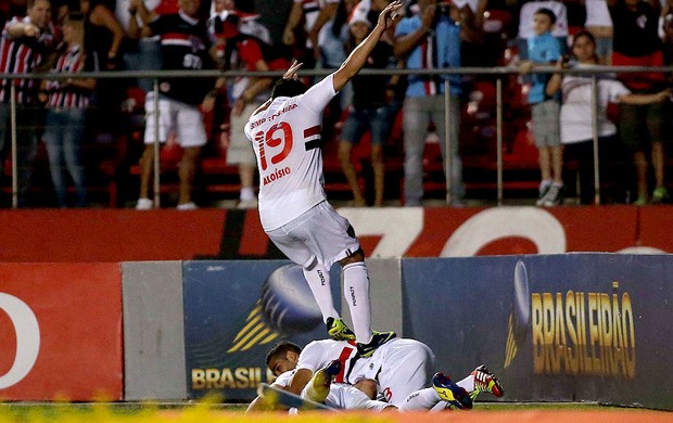 Aloisio pisa nas costas de Douglas são paulo gol portuguesa (Foto: Marcos Bezerra / Agência Estado)
