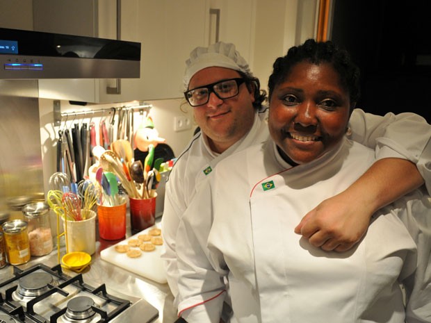 Os chefs Celinha e Gustavo Mattos em seu apartamento em Paris (Foto: Divulgação/Chez Nous Chez Vous)