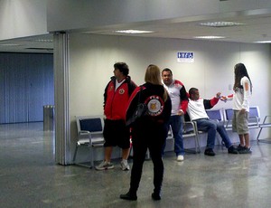 torcida do Flamengo recebe o Lanús no aeroporto (Foto: Richard Souza / Globoesporte.com)
