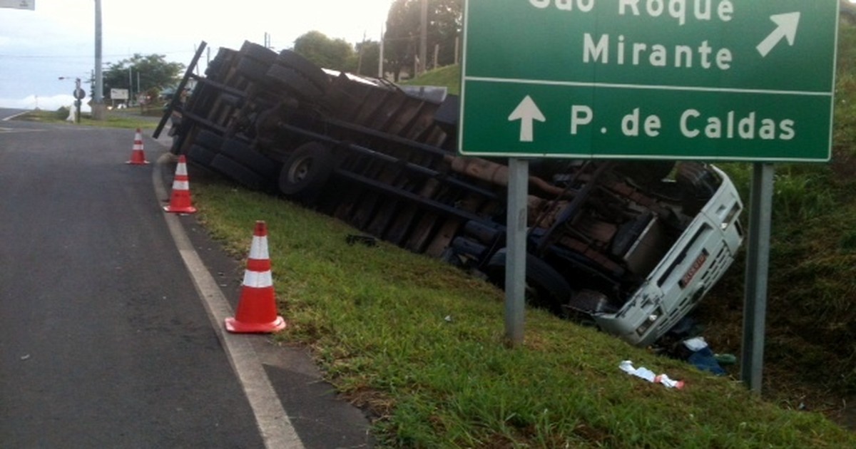 Motorista fratura a perna após perder freio e tombar caminhão na ... - Globo.com