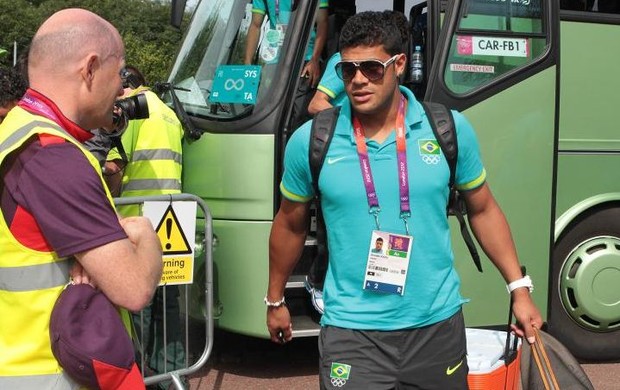 Hulk na chegada da seleção a Manchester (Foto: Rafael Ribeiro/CBF)