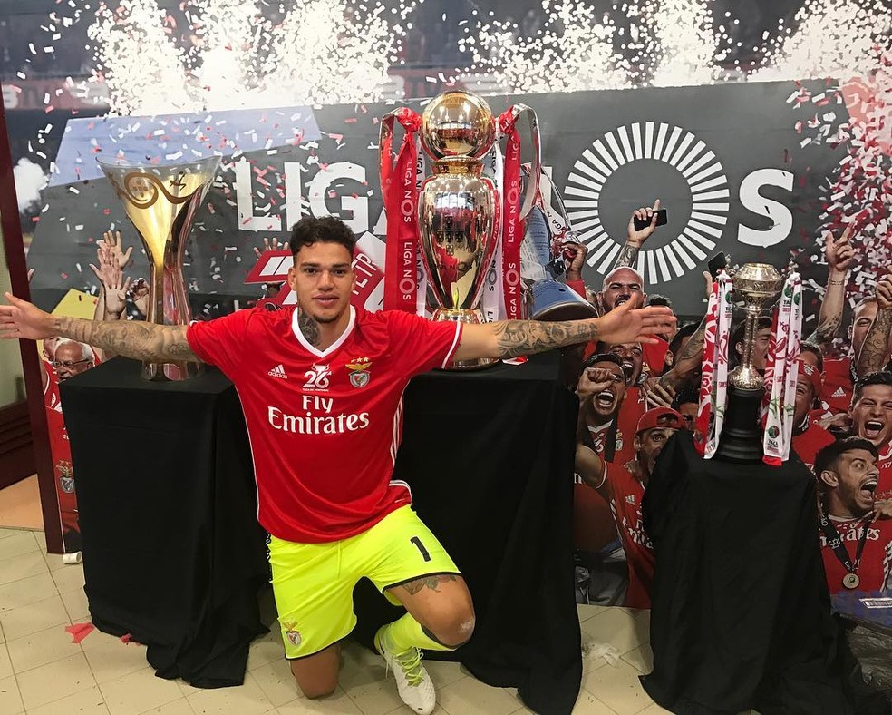 Ederson exibe as taças conquistadas na última temporada pelo Benfica (Foto: Reprodução/Instagram)