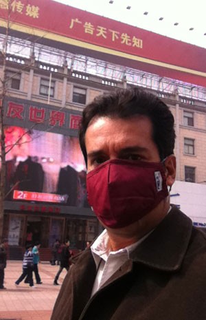 André Trigueiro com máscara durante visita à China