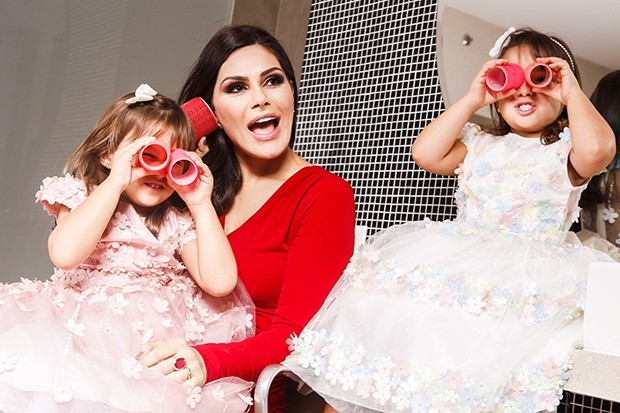 Natália Guimarães com as filhas, Maya e Kiara (Foto: Flare Fotografia/ Ed. Globo)