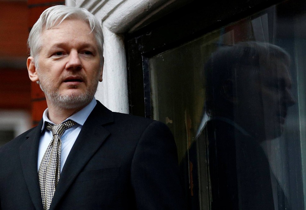 Fundador do WikiLeaks, Julian Assange, está refugiado na embaixada equatoriana em Londres (Foto: Peter Nicholls/Reuters)