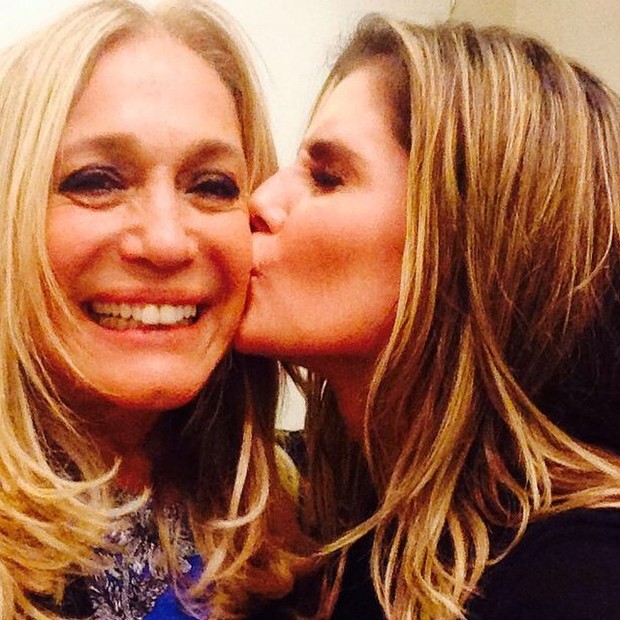 Susana Vieira ganha beijo de Deborah Secco (Foto: Instagram/ Reprodução)