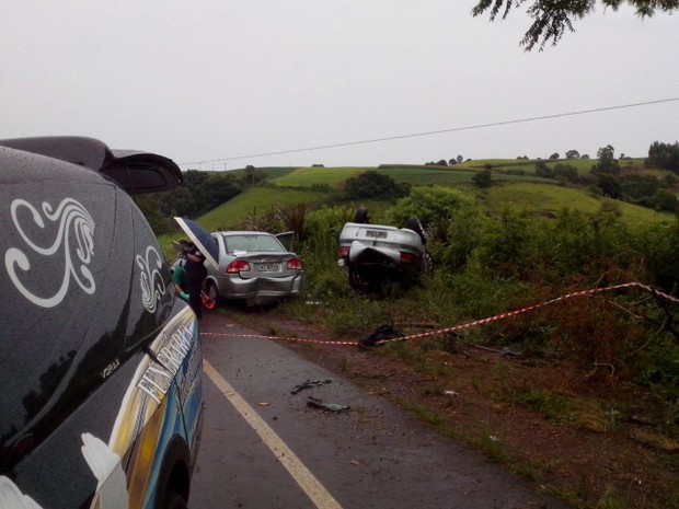 Vítimas foram atropeladas quando ajudavam a socorrer outro acidente (Foto: Fábio Lehmen/RBS TV) Vítimas foram atropeladas quando ajudavam a socorrer outro acidente (Foto: Fábio Lehmen/RBS TV)