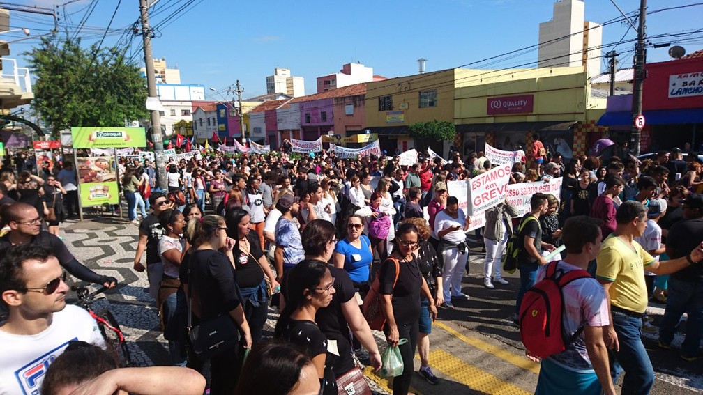 Manifestantes saíram em passeata pela Avenida Rodrigues Alves em Bauru (Foto: Renata Marconi/ G1 )
