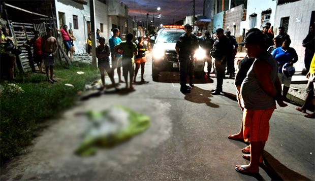 Em Macau, crime aconteceu na rua Feliciano Tetéo, no bairro Porto de São Pedro (Foto: Divulgação/PM)