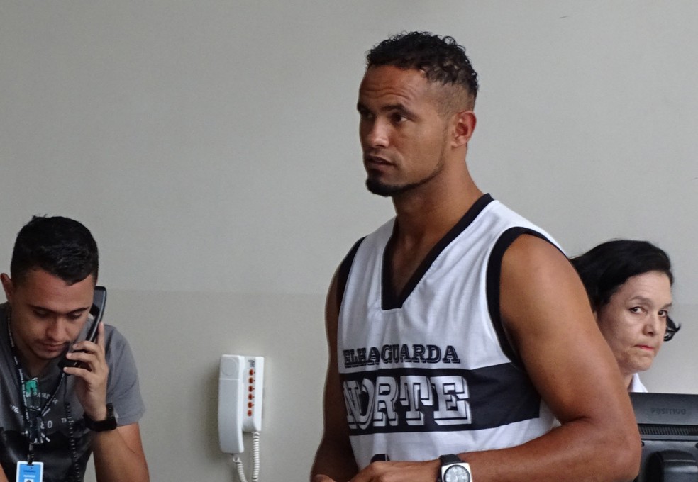 Goleiro Bruno Fernandes se apresenta ao Fórum de Santa Luzia. (Foto: Raquel Freitas/G1)