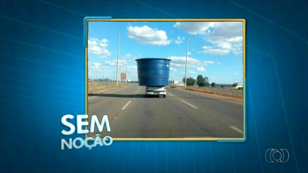 Motorista carrega caixa d'água em cima de carro de passeio (Foto: Reprodução/TV Anhanguera)