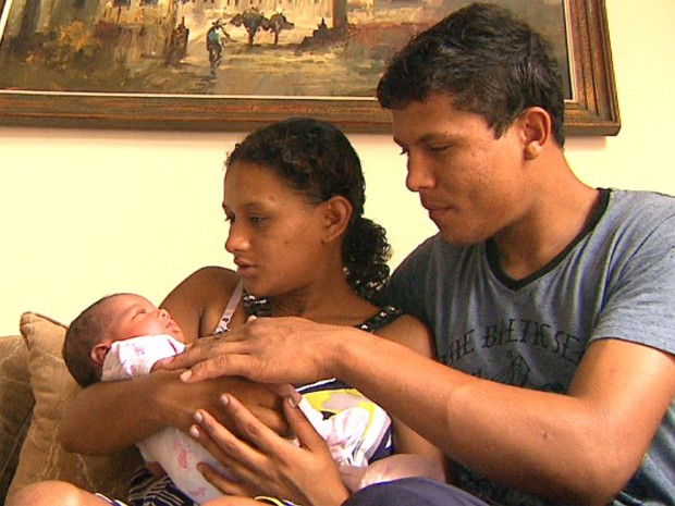 Diego e Kaline juntos com a pequena Yasmim (Foto: Márcio Meirelles/EPTV)