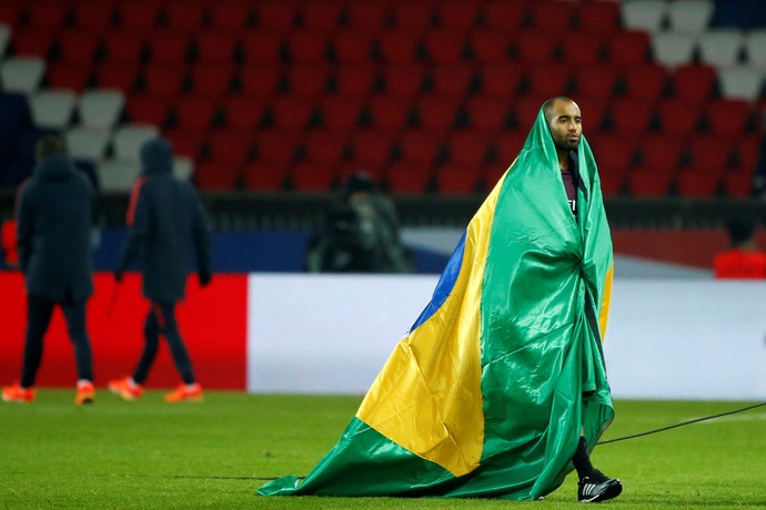 Lucas se enrola em bandeira do Brasil após jogo PSG x Angers em homenagem à Chapecoense (Foto: Gonzalo Fuentes/Reuters) Lucas se enrola em bandeira do Brasil após jogo PSG x Angers em homenagem à Chapecoense (Foto: Gonzalo Fuentes/Reuters)