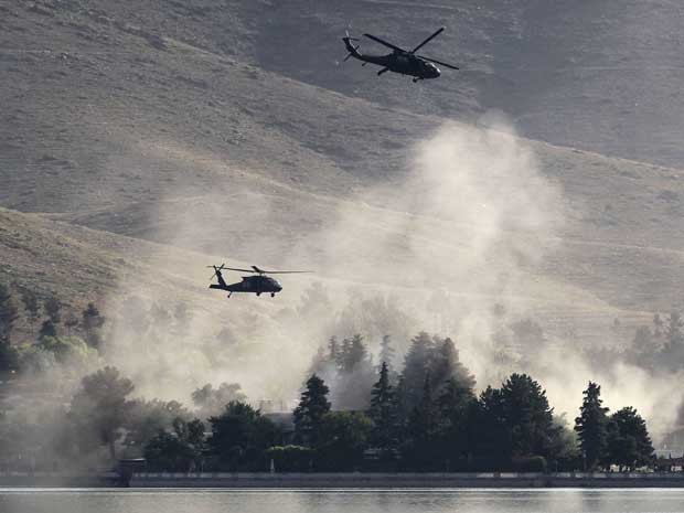 Helicópteros da Otan sobrevoam local de ataque talibã a hotel no Afeganistão. Autoridades informaram que rebeldes foram mortos. (Foto: Omar Sobhani / Reuters)