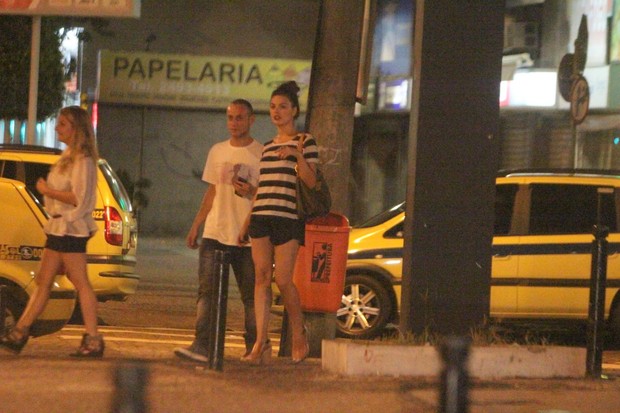 Isis Valverde em bar na Zona Oeste do Rio (Foto: Delson Silva/ Ag. News) Isis Valverde em bar na Zona Oeste do Rio (Foto: Delson Silva/ Ag. News)
