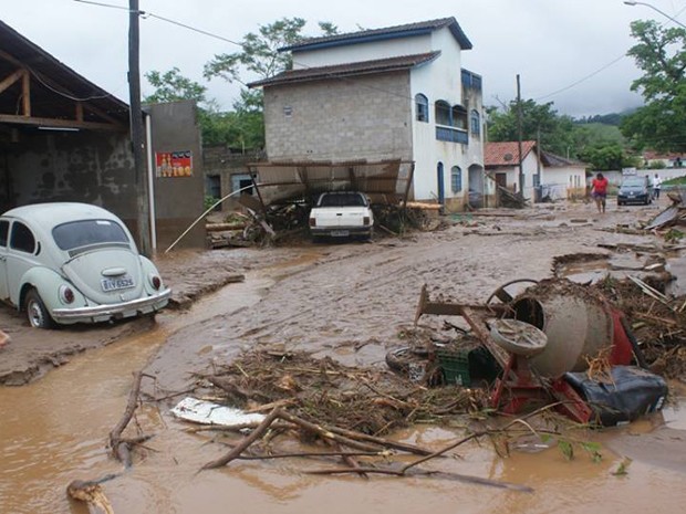 Ruas ficaram cheias de lama em Itaóca, no Vale do Ribeira (Foto: Mariane Rossi/G1)