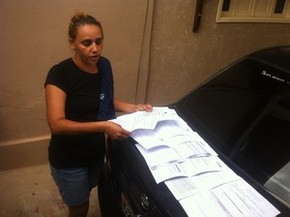 Esposa da vítima mostra boletins de ocorrência e denúncias registradas contra PM. (Foto: Sávio Scarabelli/G1)
