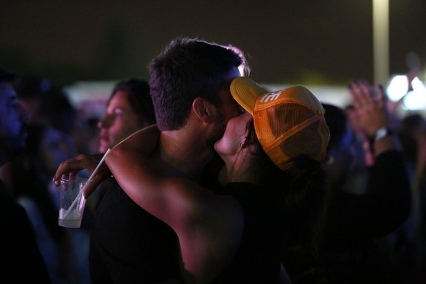 Juliana Paes beija marido na pista do Rock in Rio (Foto: Marcos Serra Lima/EGO)