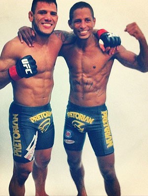 Johnny Eduardo e Rafael dos Anjos, UFC (Foto: Reprodução / Twitter) Johnny Eduardo e Rafael dos Anjos, UFC (Foto: Reprodução / Twitter)