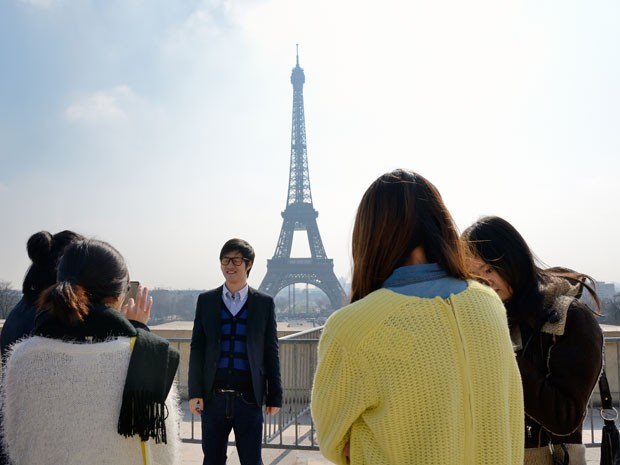 Turistas chineses tiram foto em frente à Torre Eiffel, em Paris (Foto: Eric Feferberg/AFP)