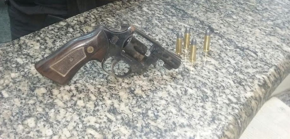 Suspeito foi encontrado em um carro e com ele a PM achou um revólver (Foto: Divulgação/Polícia Militar)