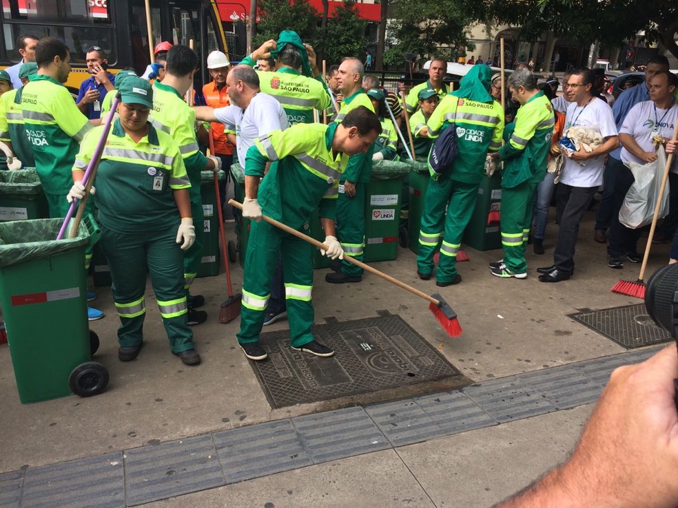 Doria varre trecho da Paulista sentido Consolação com varredores (Foto: Roney Domingos/G1)