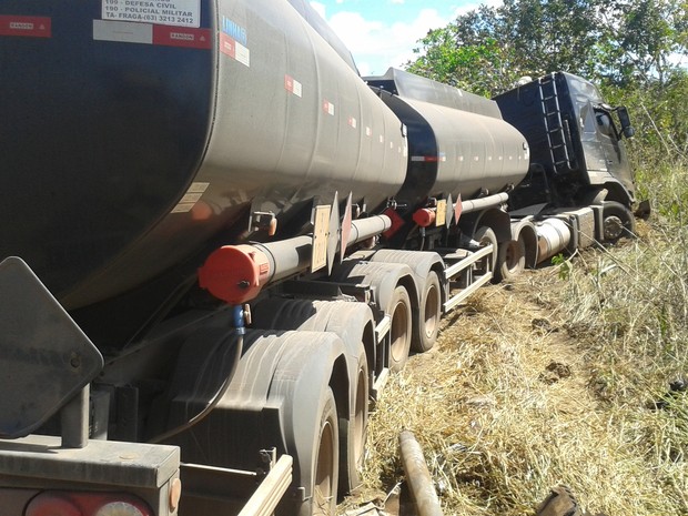 Caminhão carregado com combustível saiu da pista após colisão (Foto: Lucas Ferreira/TV Anhanguera)