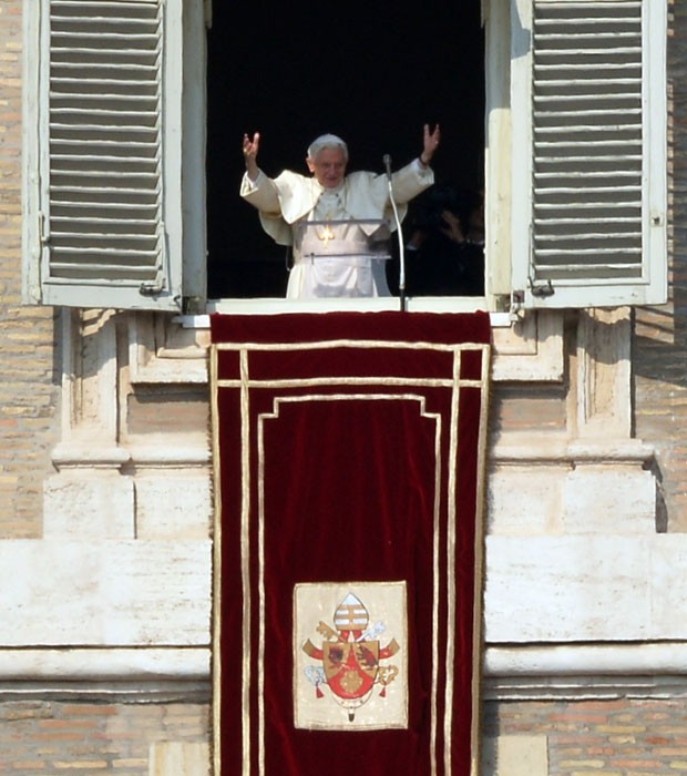 Papa abençoa fieis neste domingo no Vaticano (Foto: Vicenzo Pinto/AFP)