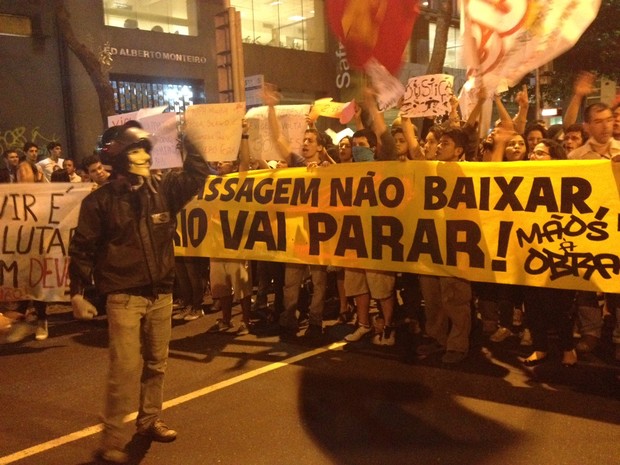 Manifestantes levaram faixas para o protesto contra o aumento da tarifa de ônibus (Foto: Priscilla Souza/ G1)