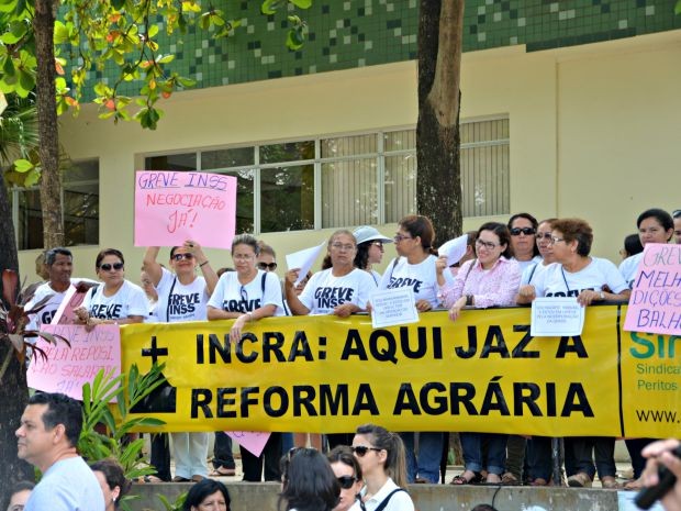 Representantes dos funcionários do Incra reclamavam dos investimentos no serviço do órgão (Foto: Caio Fulgêncio/G1)