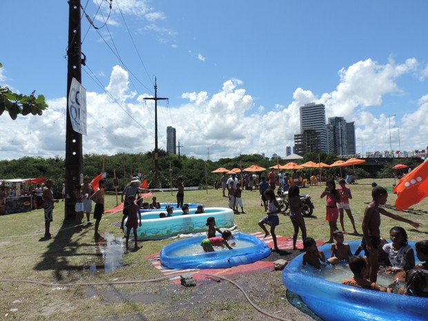 Margem do Rio Capibaribe na altura do Coque, no Recife, foi transforamada em praia urbana (Foto: Katherine Coutinho/G1)