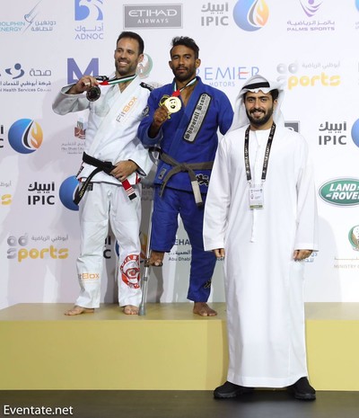 No lugar mais alto do pódio no Abu Dhabi World Championship 2017 (Foto: Imagem/Divulgação)