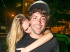 Kayky Brito leva beijo de loira no cangote em festa no Rio