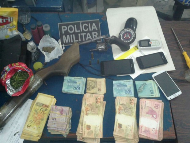 Junto com a dupla, polícia apreendeu dinheiro e armas (Foto: Blog do Sigi Vilares)