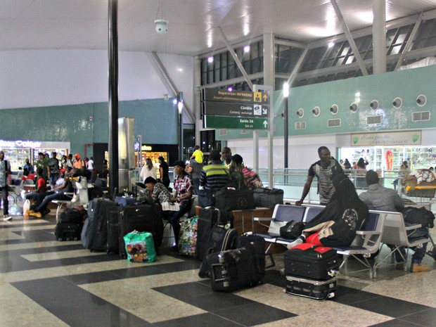 Grupo espera no aeroporto por não ter para onde ir (Foto: Suelen Gonçalves/ G1 AM) Grupo espera no aeroporto por não ter para onde ir (Foto: Suelen Gonçalves/ G1 AM)